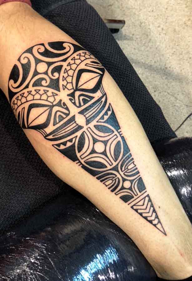 Polinesisch geïnspireerd kuitbeen tattoo