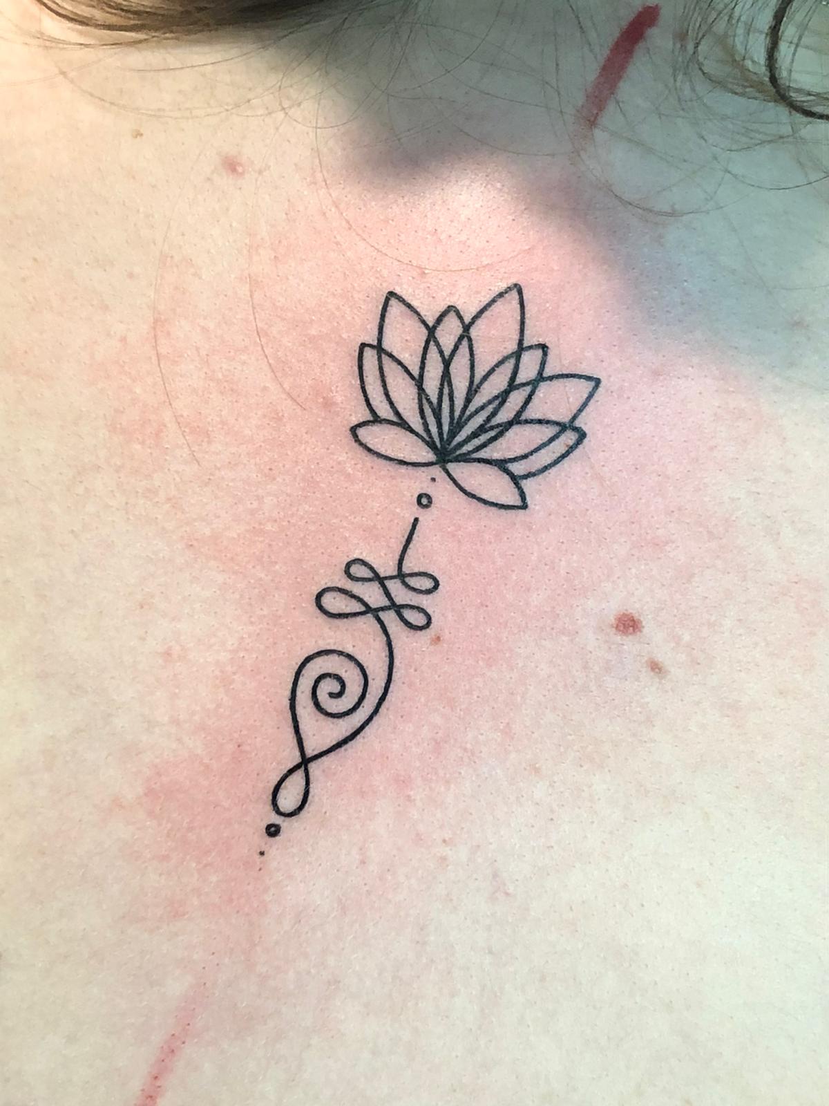 kleine tattoo fine line lotus
