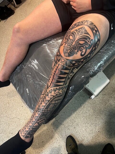 Polynesische tattoo gehele been