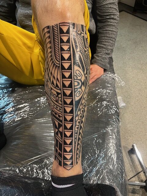 Polynesisch tattoeage onderbeen