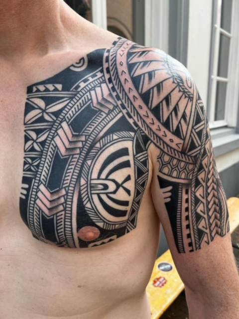 Polynesisch tattoo borst