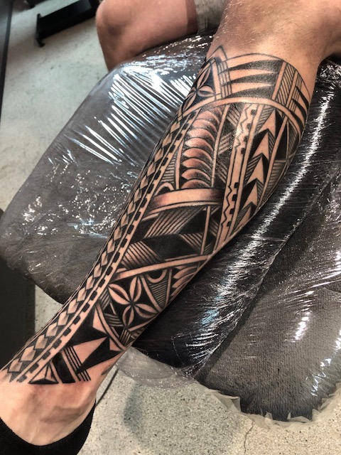 Polynesische tattoo onderbeen