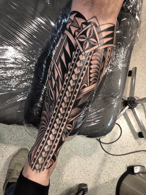 Polynesische tattoo onderbeen