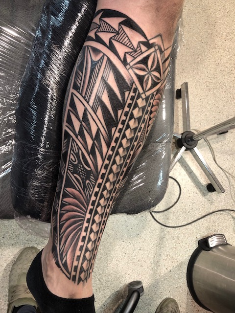 Polynesische tattoo onderbeen