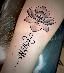 Kleine Lotus tatoeage