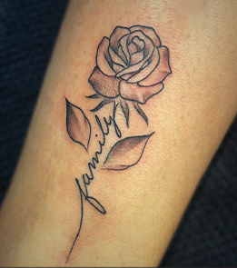 Kleine bloemen tattoo, mooie roos met tekst