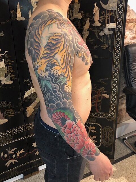 Japanse tattoo dubbele sleeve en borst zijaanzicht